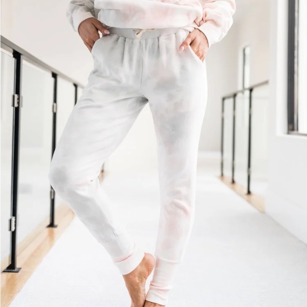 Ampersand above the clouds joggers
